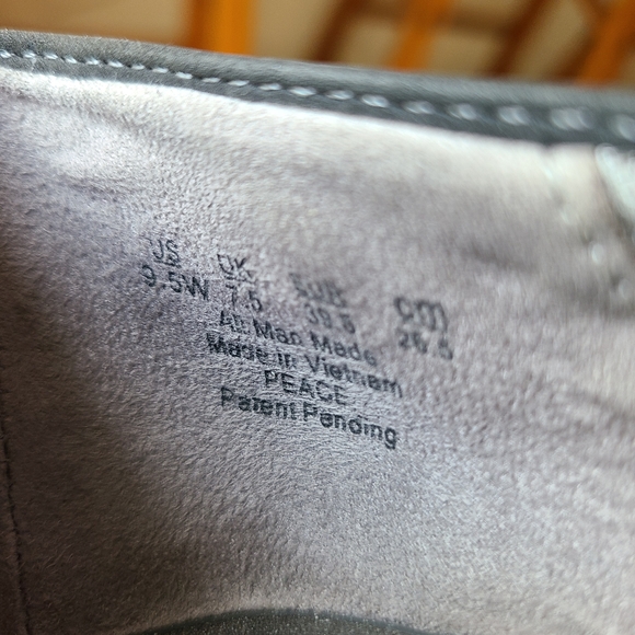 Lifestyle heels, dark Grey w patent leather accents, all man made, sz 9.5W - Picture 11 of 11